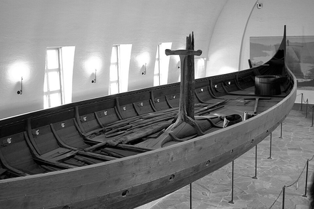 Les Vikings sur leurs drakkars emportaient de la bière, premier anti scorbutique européen connu. Libre de droit in : https://commons.wikimedia.org/wiki/File:Gokstadskipet
