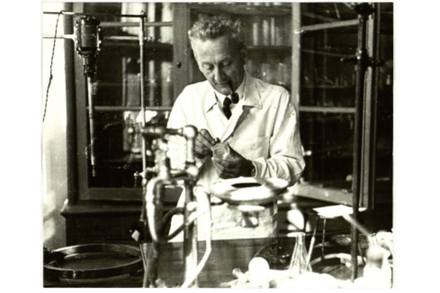 En 1932 Albert Szent-Györgyi, découvre le principe antiscorbutique : la vitamine C. https://u-szeged.hu/news-and-events/2017/albert-szent-gyorgyi-was?objectParentFolderId=26342 En 1932 Albert Szent-Györgyi, découvre le principe antiscorbutique : la vitamine C. https://u-szeged.hu/news-and-events/2017/albert-szent-gyorgyi-was?objectParentFolderId=26342