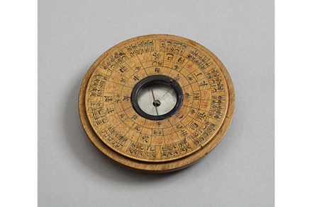 Boussole géomancienne chinoise 19ème siècle. Domaine public. Musée national de la marine
