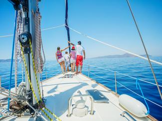 Partir en famille en bateau : école, santé,...