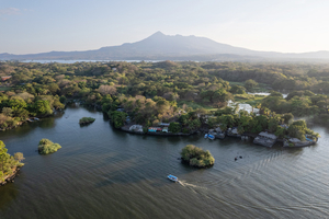 Au printemps, les Isletas de Granada déroulent leur décor tropical entre lac, volcan et ville coloniale