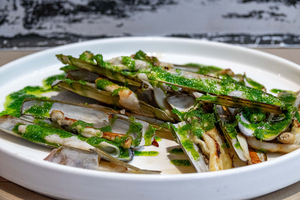 Les couteaux à la persillade : le coquillage iodé qui sent bon les repas de bord de mer
