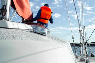 Gilet, AIS, balise : le nouvel arsenal personnel du marin hauturier