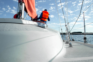 Gilet, AIS, balise : le nouvel arsenal personnel du marin hauturier