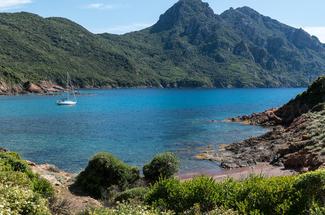 30 jours au mouillage : la vraie autonomie d’un voilier loin du quai