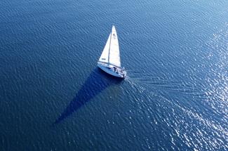 Le retour des petits voiliers : acheter moins grand pour naviguer plus