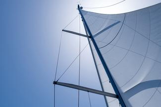 Dacron, Hydranet, membranes : comment choisir ses voiles sans se tromper ?