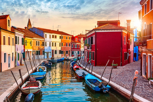 Burano au printemps : l’île colorée qui retrouve toute sa lumière dans la lagune de Venise