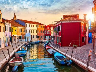Burano au printemps : l’île colorée qui...