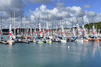 En direct de Perros-Guirec : le village de La Solitaire du Figaro Paprec...