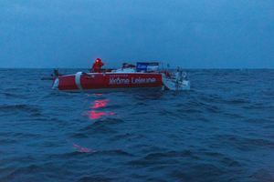 Solitaire du Figaro Paprec : démâtage du Figaro de Marin Carnot sur Fondation Jérôme Lejeune