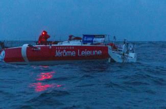 Solitaire du Figaro Paprec : démâtage du Figaro de Marin Carnot sur Fond...