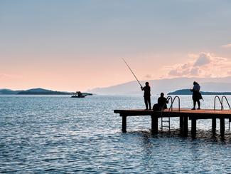 Pêcher depuis une digue : pourquoi ces spots...