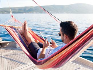 Météo, GPS, secours : le tout connecté rend-il...