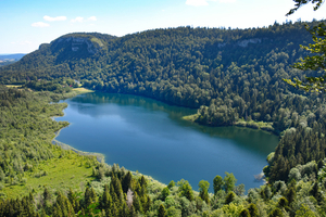 Au printemps, le lac de Bonlieu révèle tout le charme du Jura