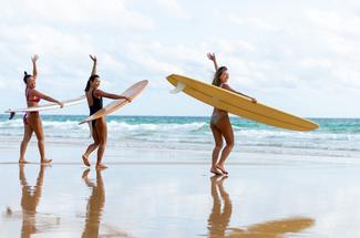 Surfer en solo ou à plusieurs : 2 façons de vivre la session, 2 plaisirs...