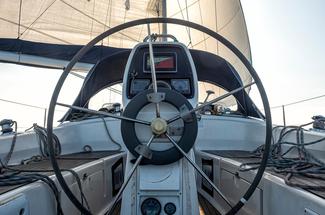 Pilotes automatiques : l’équipier invisible qui change la grande croisière