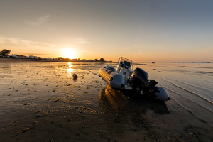 Annexe de bateau : semi-rigide ou rigide, le match de la vie au mouillage