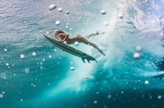 Duck dive en surf : la technique clé pour passer sous les vagues sans s’...