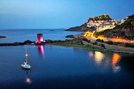 Bassin à l'entrée du port avec le village de Castelsardo du nuit