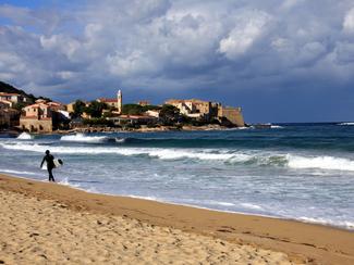 Surfer en Corse : les spots cachés de l’île de...