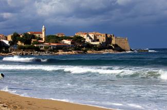 Surfer en Corse : les spots cachés de l’île de beauté