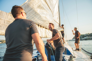 Psychologie de la grande croisière : quand l’équipage fatigue avant le bateau