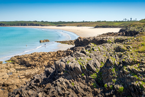 Les plages préférées des Français en 2026 : la Bretagne domine encore, Étretat grimpe au pied du podium