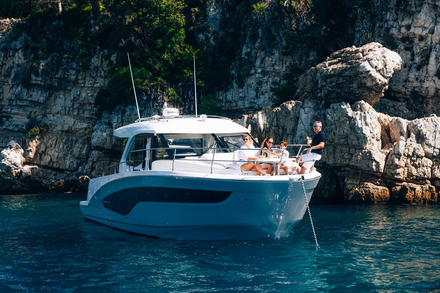 Antares 12 Coupé de BENETEAU pour une sortie à la journée, un déjeuner au mouillage... Les plaisirs du dayboating 