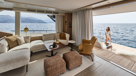 Quand le bateau devient un lieu de vie, le confort, la lumière et l’espace à bord deviennent des critères majeurs. Ici, l’intérieur de la Prestige M7. Quand le bateau devient un lieu de vie, le confort, la lumière et l’espace à bord deviennent des critères majeurs. Ici, l’intérieur de la Prestige M7.