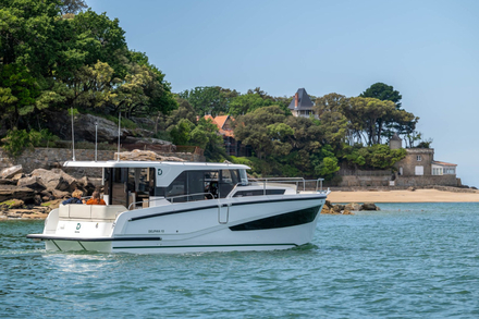 Delphia s’inscrit dans une logique de slow boating, en laissant le choix entre propulsion diesel et électrique selon les usages. Ici Delphia 10 Sedan. Delphia s’inscrit dans une logique de slow boating, en laissant le choix entre propulsion diesel et électrique selon les usages. Ici Delphia 10 Sedan.