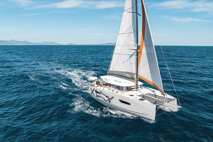 Dans la gamme du Groupe BENETEAU, Excess s’adresse aux marins qui choisissent le multicoque pour l’espace, mais qui veulent continuer à sentir le bateau réagir sous leurs mains.