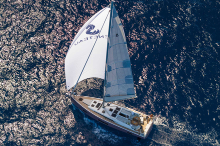 Oceanis séduit par son équilibre : des volumes généreux pour vivre à bord, et un comportement marin qui conserve toute la finesse et la sensibilité du monocoque. Ici l’Oceanis 52.