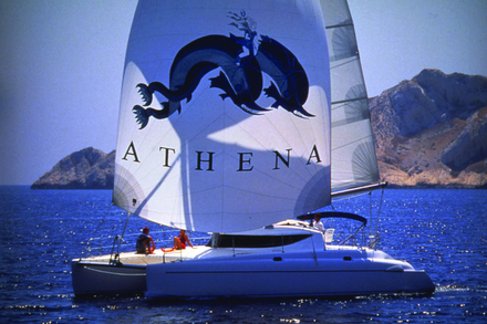 Athena 38, lancé en 1994 par le chantier et arrêté en 2001, l’un des plus populaires de sa génération. Athena 38, lancé en 1994 par le chantier et arrêté en 2001, l’un des plus populaires de sa génération.