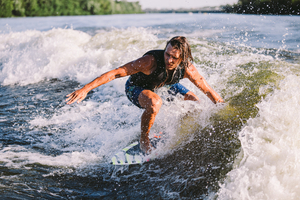 Surfer la vague de rivière en été : ces spots où glisser sans aller à la mer