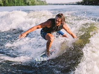 Surfer la vague de rivière en été : ces spots...