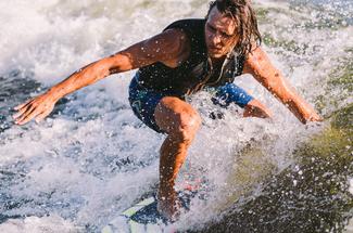 Surfer la vague de rivière en été : ces spots où glisser sans aller à la...