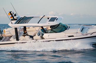 Essai Axopar 38 Sun Top : le day-boat nordique qui assume ses choix
