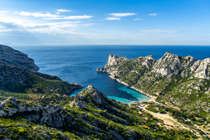 Calanques, îles, plages cultes : ces sites côtiers où l’accès se prépare désormais à l’avance