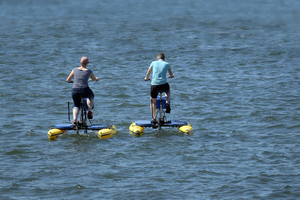 Water bike : pédaler sur l’eau, la nouvelle sortie nautique qui change tout