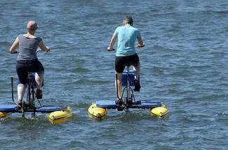 Water bike : pédaler sur l’eau, la nouvelle sortie nautique qui change tout