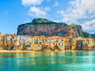 Cefalù en juillet : la Sicile les pieds dans l’eau