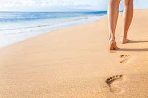 Sable chaud : quand la plage devient un soin naturel pour le corps et l’esprit