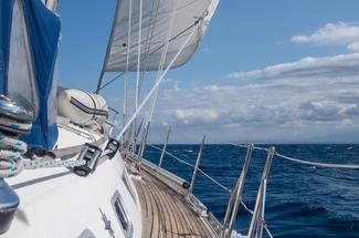 Bateau suréquipé : le confort peut-il devenir l’ennemi du voyage ?