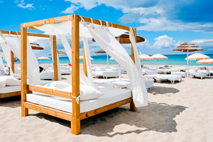 Beach club, plage privée : que paie-t-on vraiment quand on réserve un transat ?