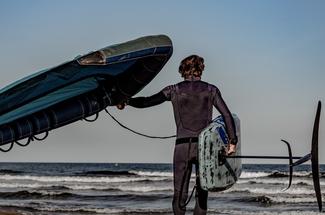 Wingfoil : le sport de glisse qui explose cet été, comment s’y mettre