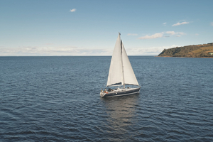 Slow travel maritime : ferries et voiliers, la tendance qui remplace l’avion cet été