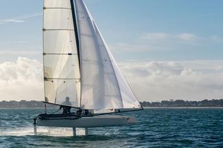 Foils en croisière : le rêve de voler résiste-t-il à la vraie vie à bord ?