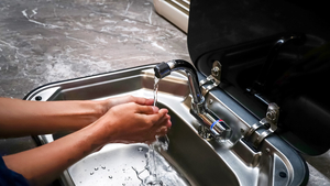 Eau douce en grande croisière : dessalinisateur ou récupérateur d’eau de pluie ?