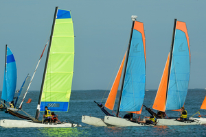 Optimist, catamaran, dériveur : quel bateau choisir pour débuter la voile légère ?